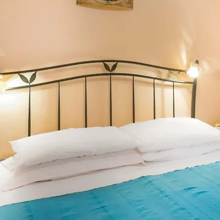 Silver Beach Apartments Vis Room photo